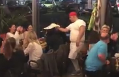 “Gjeniu i picave”: Ky burrë befason të gjithë, shihni çfarë lëvizjesh bën me petën e picës (Video)