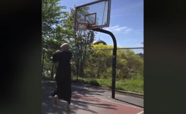 Kjo vajzë me shami tregon aftësitë e saj në basketboll – 500 mijë shikime, 11 mijë pëlqime dhe mbi 4 mijë komente (Video)