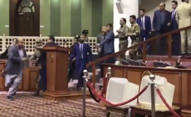 Sesioni i parë i parlamentit afgan, zgjedhja e kryetarit provokon përleshje masive – nuk mungojnë as thikat (Video)