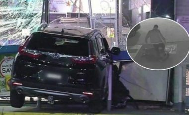 Burri sulmoi gruan shtatzënë, duke e goditur dhe përplasur për tokë – pasi e përplasi veturën në një pikë karburantesh në Australi (Foto/Video)