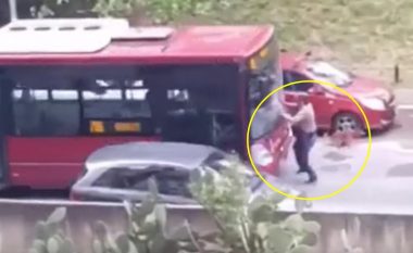 Autobusi merr përpara këmbësorin – e gjitha ndodhi pasi shoferi nuk e lejoi të hipte bashkë me qentë e tij (Video)
