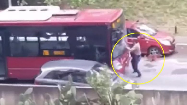 Autobusi merr përpara këmbësorin – e gjitha ndodhi pasi shoferi nuk e lejoi të hipte bashkë me qentë e tij (Video)