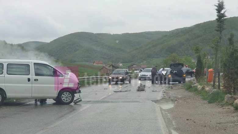 Aksident ndërmjet dy veturave në rrugën Gjilan-Prishtinë, tre të lënduar