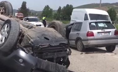 Po ktheheshin nga një ‘sebep’, përplasen dy makina – një i vdekur dhe katër të plagosur rëndë në Peqin (Video)