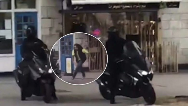 Hajnat tentojnë të vjedhin një dyqan bizhuterish në Londër, por befasohen nga një kalimtar – tre përfundojnë në polici (Video)