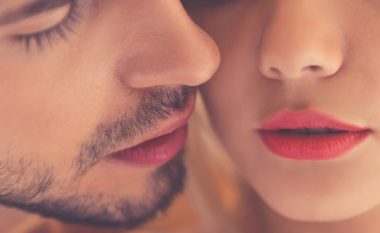 Puthjet franceze mund të jenë shkaktarë të gonorresë në fyt