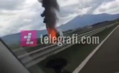 Digjet një kamionetë në autostradën Prishtinë-Prizren (Video)