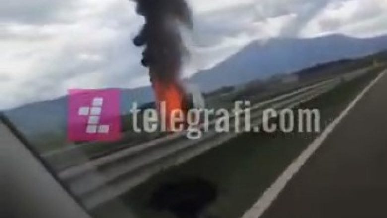 Digjet një kamionetë në autostradën Prishtinë-Prizren (Video)