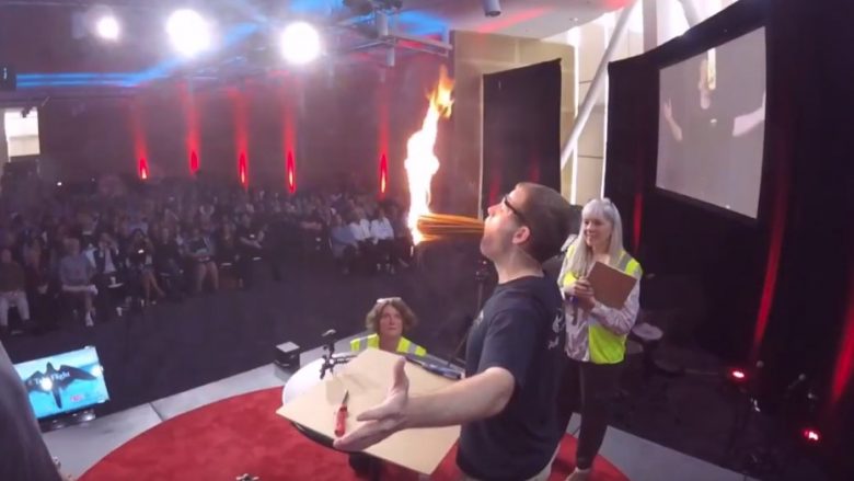 100 qirinj të ndezur i mban në gojë, vetëm për të thyer rekordin botëror (Video)