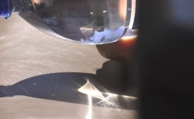 Kujdes! Mos i leni shishet me ujë brenda veturës suaj, gjatë ditëve me diell – mund të shkaktojnë zjarr (Video)