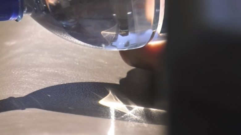 Kujdes! Mos i leni shishet me ujë brenda veturës suaj, gjatë ditëve me diell – mund të shkaktojnë zjarr (Video)