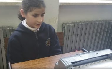 Thuhet se humbi shikimin nga një shpërthim, vogëlushja palestineze vazhdon të lexojë Kuran (Video)