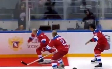 Shënoi tetë gola gjatë lojës së hokejit, presidenti rus u rrëzua derisa përshëndeste publikun (Video)