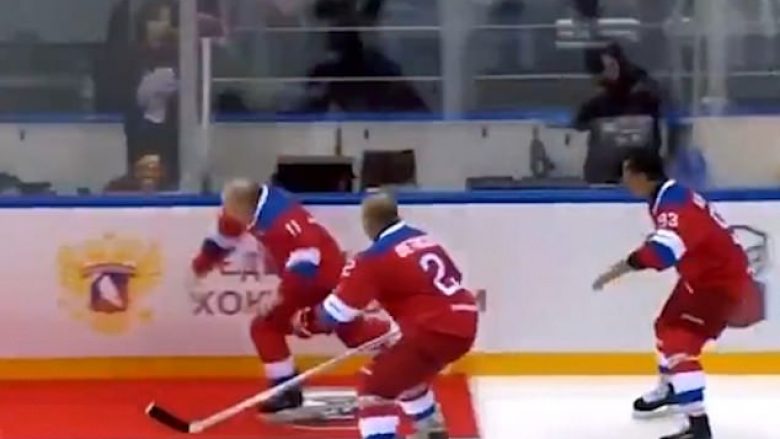 Shënoi tetë gola gjatë lojës së hokejit, presidenti rus u rrëzua derisa përshëndeste publikun (Video)