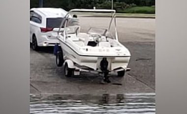 Shoferi gati u shtyp nga vetura e tij, derisa po e afronte një barkë në breg (Video)