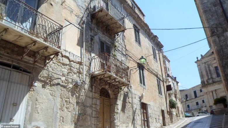 Shtëpitë e vjetra të një qyteti italian shiten nga një euro, blerësit duhet t’i renovojnë brenda tri vitesh ose do t’ju merren sërish (Foto)
