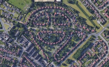 Shtëpitë e ndërtuara në një lagje britanike, nga lartë ngjajnë sikur një fytyrë e buzëqeshur (Foto)