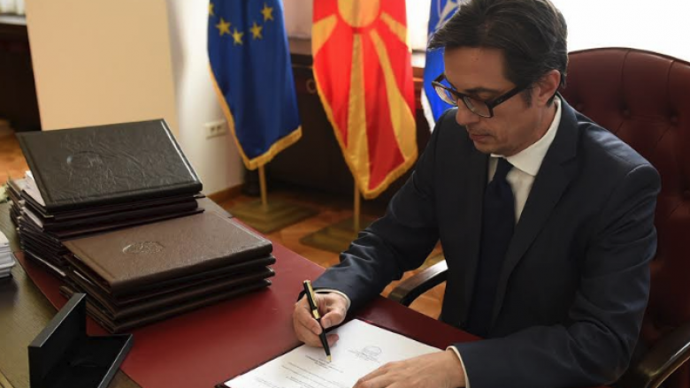Pendarovski nënshkroi dekretet për hapjen e dy vendkalimeve kufitare me Greqinë