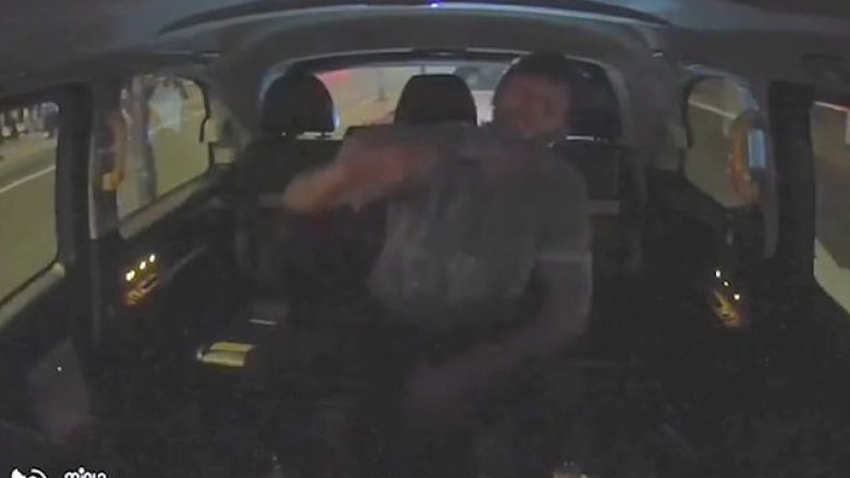 Taksisti frenoi qëllimisht, përfundoi mosmarrëveshjen me pasagjerin duke ia përplasur kokën (Video)
