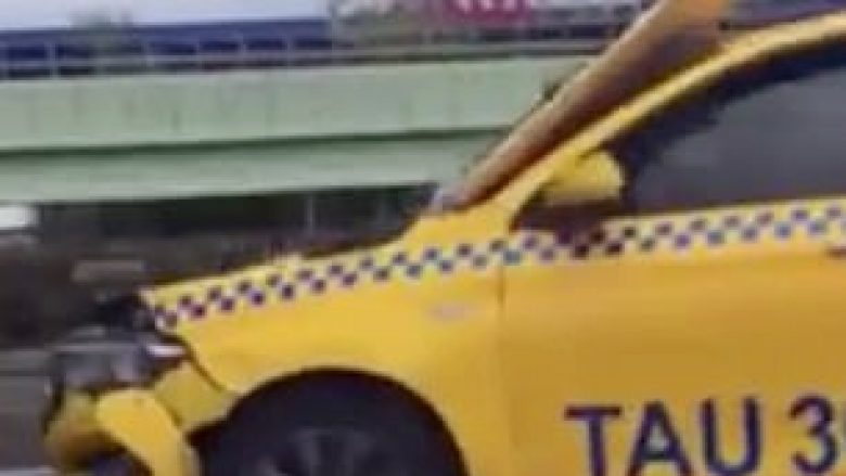 Taksisti voziti nëpër autostradë me kapakun e hapur që ia bllokonte xhamin e përparmë (Video)