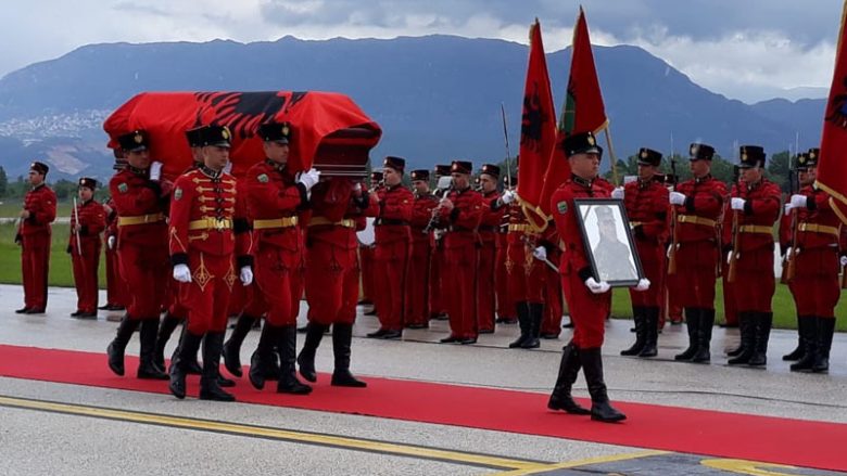 Mbërrin në Tiranë trupi i major Tanushit që humbi jetën në Letoni (Video)