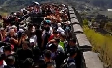 Turistët mbushin hapësirat e Murit Kinez, bllokohen derisa festonin një feste kombëtare (Video)