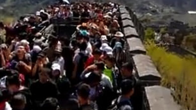 Turistët mbushin hapësirat e Murit Kinez, bllokohen derisa festonin një feste kombëtare (Video)