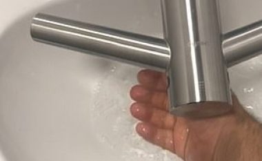 Uji nga lavamani u hodh sipër, me aktivizimin e tharrëses së duarve të montuar anash kroit (Video)