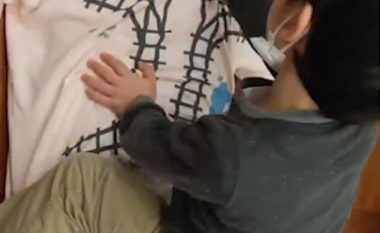 Vizatoi binarët në bluzë, djali tij i bënte masazh në shpinë derisa luante me tren (Video)