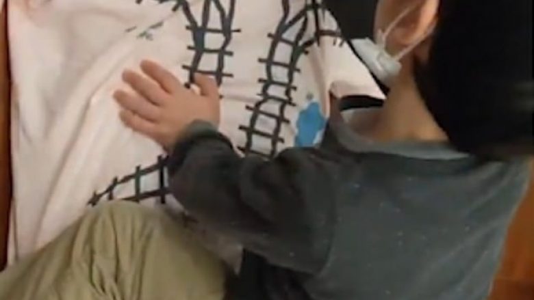 Vizatoi binarët në bluzë, djali tij i bënte masazh në shpinë derisa luante me tren (Video)