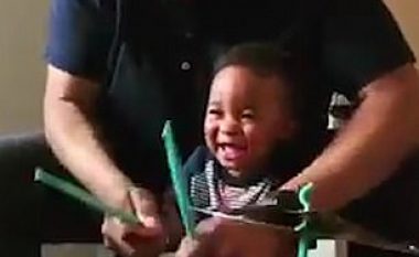Vogëlushi nuk ndalonte së qeshur, derisa bashkë me babain i binin baterive (Video)