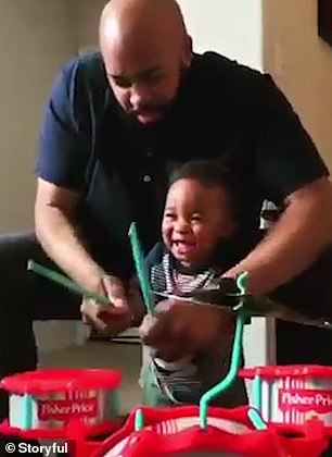 Vogëlushi nuk ndalonte së qeshur, derisa bashkë me babain i binin baterive (Video)
