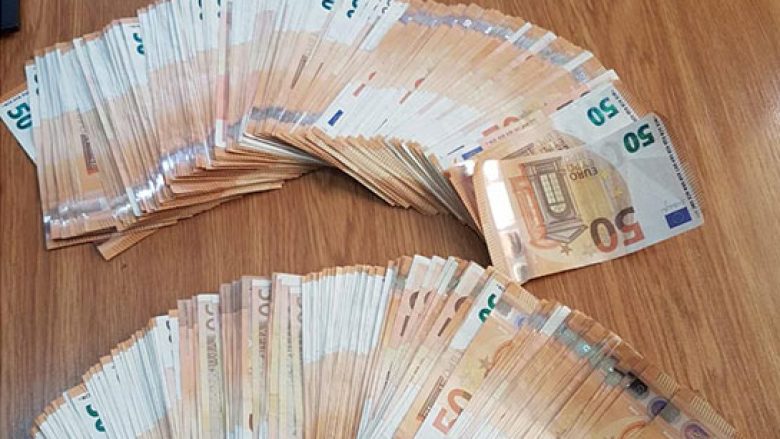 Policia arreston një person iu gjenden në makinë 46 kg drogë dhe 20 mijë euro