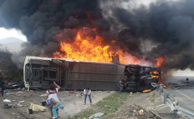 Përplasje e një autobusi me një kamion në një autostradë në Meksikë, 15 të vdekur (Video)