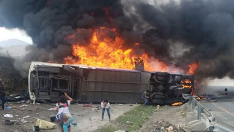 Përplasje e një autobusi me një kamion në një autostradë në Meksikë, 15 të vdekur (Video)
