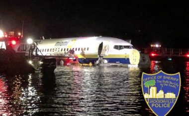 Aeroplani del nga pista dhe bie në një lum në SHBA, lëndohen 21 udhëtarë