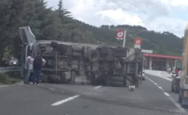 Rrokulliset një kamion në autostradën Tetovë-Shkup