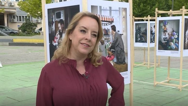 Ambasadorja suedeze inkurajon baballarët kosovarë të ndajnë kujdesin prindëror bashkë me gratë (Video)