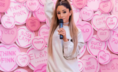 Reagojnë fansat e Ariana Grandes, të pakënaqur me statujën prej dylli në Londër