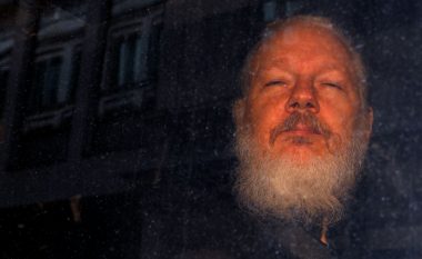 Suedia rihap rastin për dhunim kundër Assange