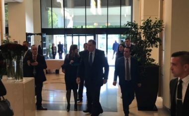 Dodik në Tiranë, thotë se nuk i bëjnë përshtypje protestat e shqiptarëve