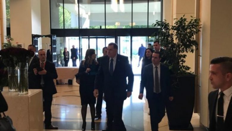 Dodik në Tiranë, thotë se nuk i bëjnë përshtypje protestat e shqiptarëve