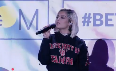 Bebe Rexha befason studentët e një universiteti amerikan në Florida