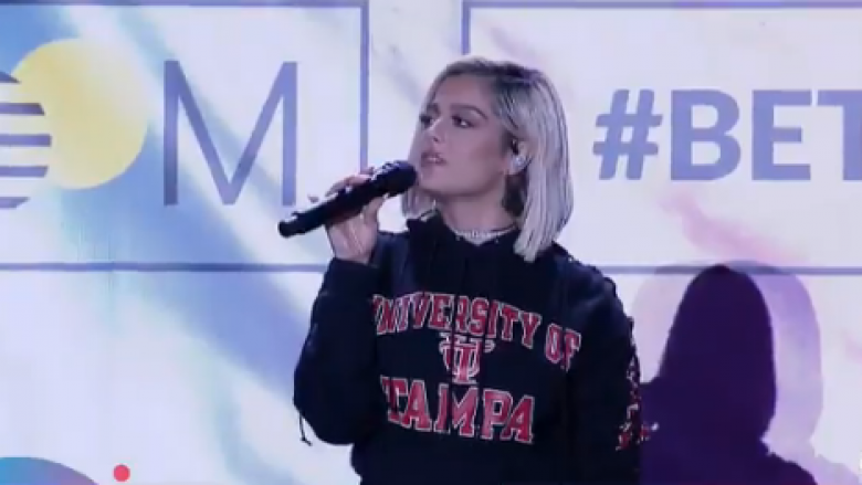 Bebe Rexha befason studentët e një universiteti amerikan në Florida