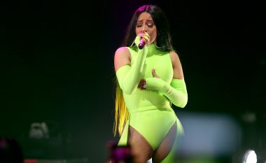 Cardi B zmadhon të pasmet: Ishte sikur të lindja fëmijë