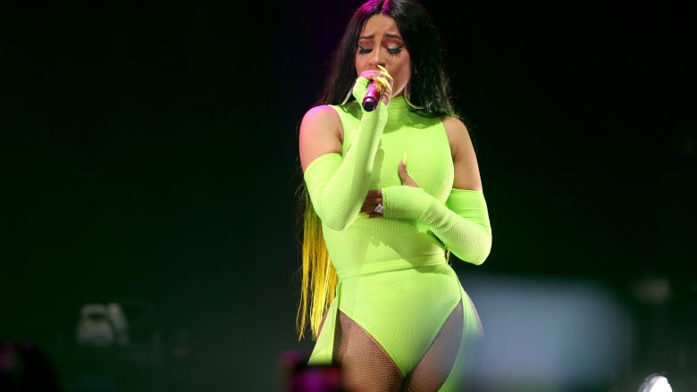 Cardi B zmadhon të pasmet: Ishte sikur të lindja fëmijë