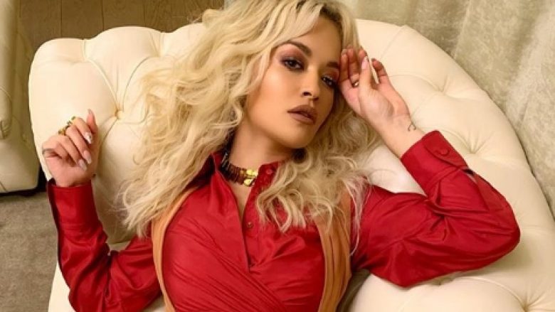 Rita Ora me një pozë joshëse para koncertit në Paris