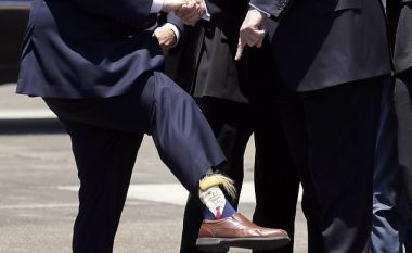 Takoi presidentin, guvernatori i tregoi çorapët e tij – Trump reagoi me buzëqeshje (Foto)