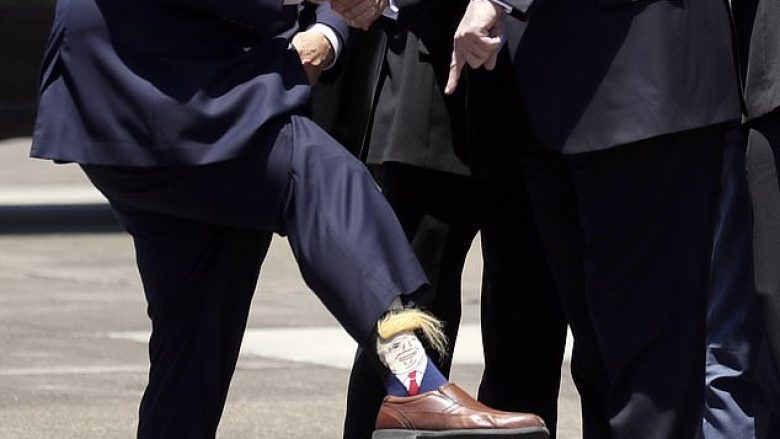 Takoi presidentin, guvernatori i tregoi çorapët e tij – Trump reagoi me buzëqeshje (Foto)