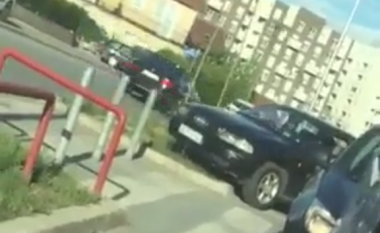 Vozitësi thyen rregullat, bën kthimin e veturës në vend të ndaluar – në një rrugë të Prishtinës (Video)